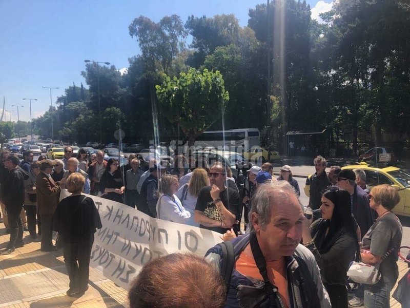 Διαμαρτυρόμενοι έξω από το υπουργείο Περιβάλλοντος
