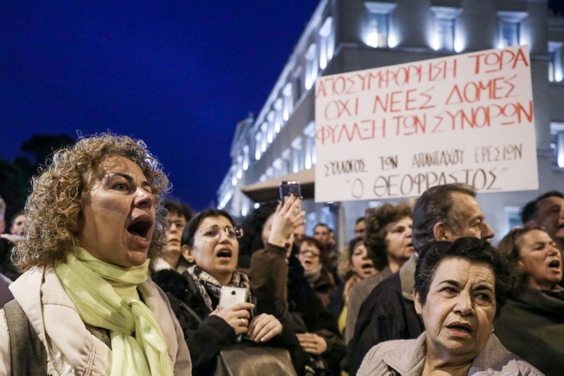 Συγκέντρωση στο Σύνταγμα κατοίκων του αν. Αιγαίου -Φωτογραφία: EUROKINISSI/ΣΤΕΛΙΟΣ ΜΙΣΙΝΑΣ