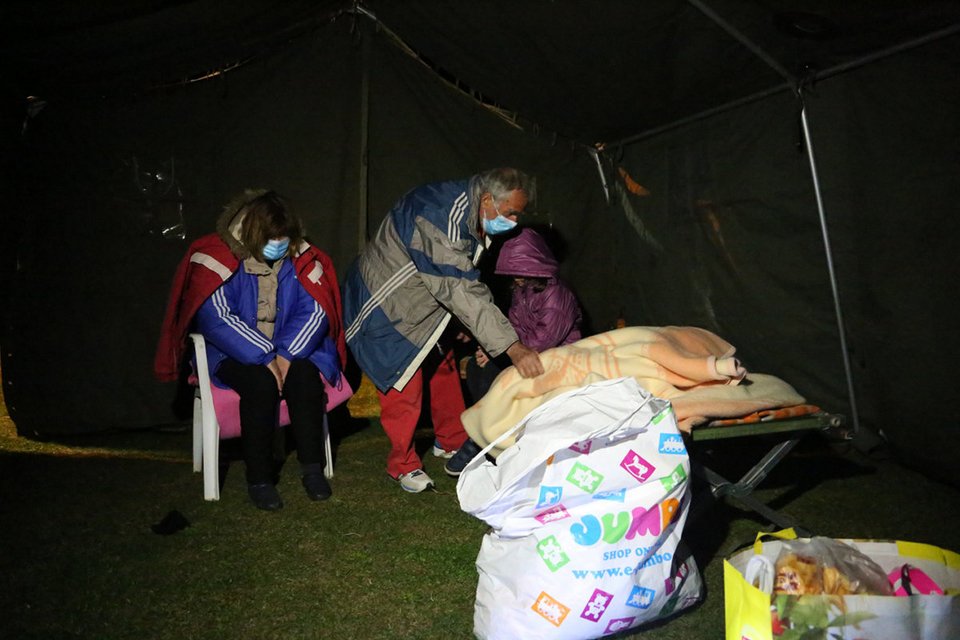 Κάτοικοι από το Δαμάσι σε σκηνή