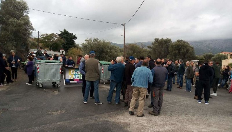 Οι κάτοικοι στη Χίο όπου έκλεισαν τον δρόμο που οδηγεί στο ΚΥΤ