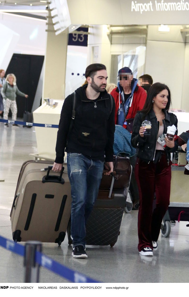 Η Ιφιγένεια και ο Κωστής Κατσανέβας με βαλίτσες στο αεροδρόμιο