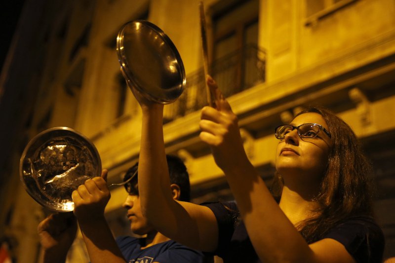 Πλήθος κόσμου έξω από σπίτι βουλευτή στο Λίβανο -Φωτογραφία: AP/ Bilal Hussein