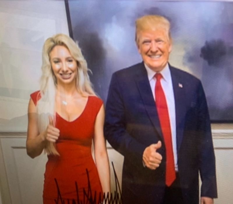 Η φωτογραφία της Κατσιματίδη με τον Τραμπ στα γραφεία της εταιρείας της 