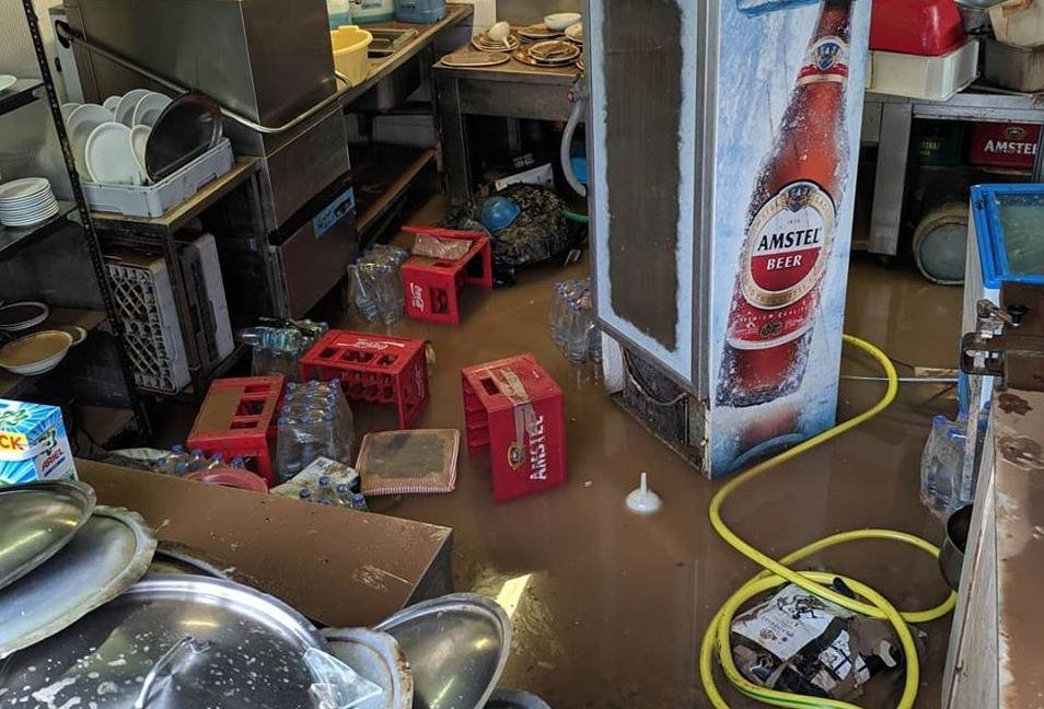 πλημμύρα σε μαγαζί με τελάρα και ψυγεία