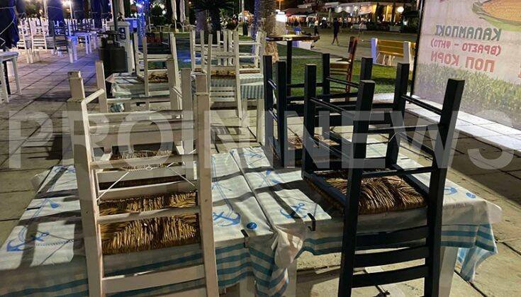 άδεια τραπέζια στην Καβάλα