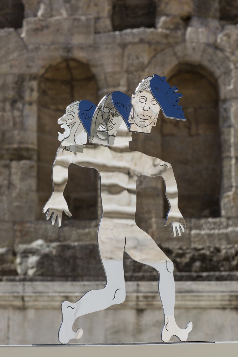 Διονύσης Καβαλλιεράτος, Ηθοποιός που υποδύετο έναν ηθοποιό που έπαιζε τον ηθοποιό, 2020, Λαμαρίνα, ανοξείδωτο ατσάλι, 75 x 55 x 50 εκ., Installation view Αποπροσανατολισμένος χορός / Παραπλανημένος πλανήτης, Φωτογραφία © Ναταλία Τσουκαλά, Ευγενική παραχώρηση του ΝΕΟΝ και του καλλιτέχνη