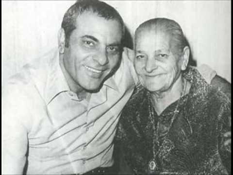 Ο Στέλιος Καζαντζίδης με τη μητέρα του, Γεσθημανή
