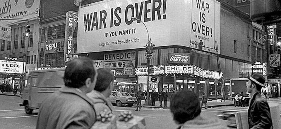 Τεράστια διαφημιστική πινακίδα στην Times Square (Νέα Υόρκη) με το WAR IS OVER (Δεκέμβριος 1969)