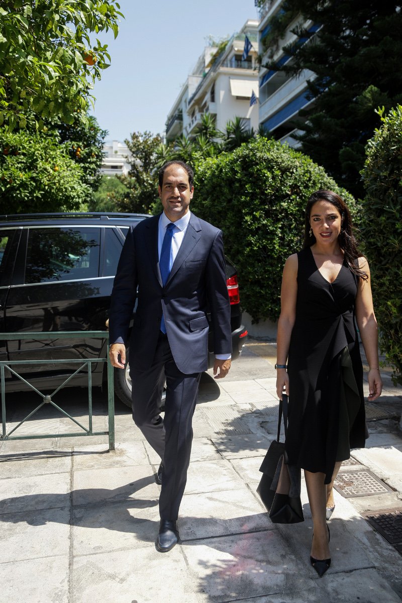 Γιάννης Κεφαλογιάννης και Δόμνα Μιχαηλίδου ενώ κατευθύνονται στο Προεδρικό Μέγαρο για την ορκωμοσία της κυβέρνησης