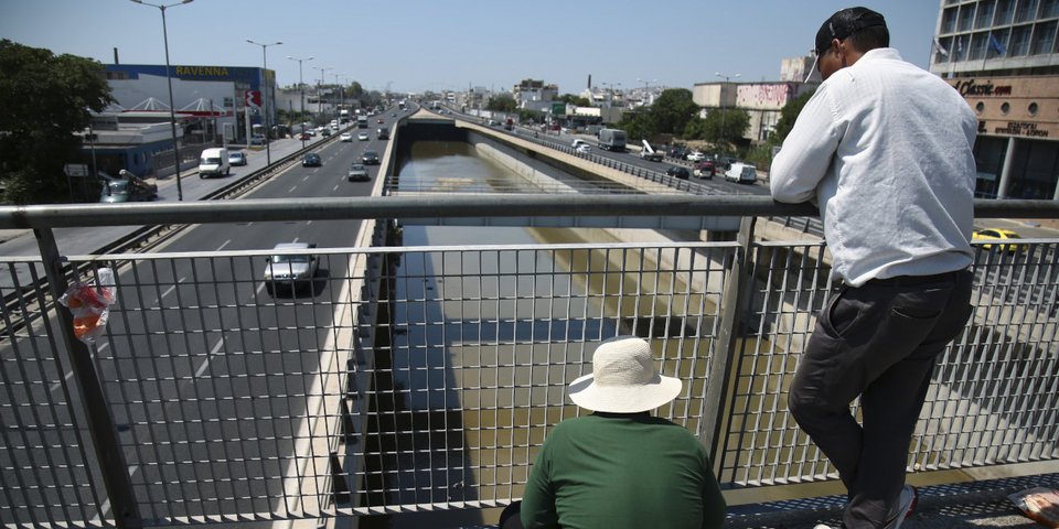 Κοιτάζοντας από ψηλά τον ποταμό για κεφάλους