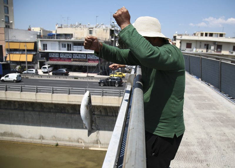 Ψαρεύοντας κεφαλόπουλα στον ποταμό Κηφισό
