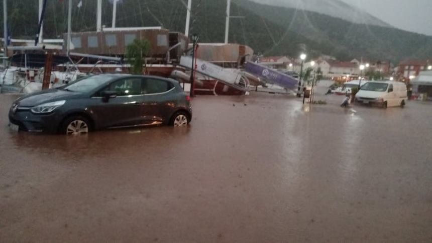 Τα αυτοκίνητα κόλλησαν στην λάσπη λόγω της έντονης βροχόπτωσης