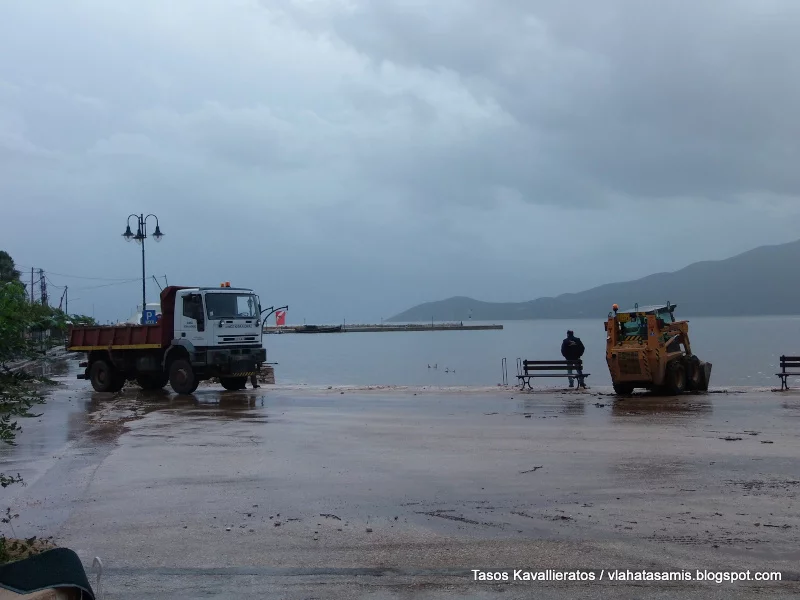 «Δεν έχουμε ούτε χειριστές για τα μηχανήματα, ώστε να καθαρίζουμε τα μπάζα», λέει στο iefimerida ο δήμαρχος της Αγίας Ευφημίας