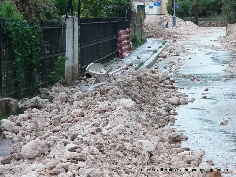 Οι δρόμοι γέμισαν πέτρες και φερτά υλικά