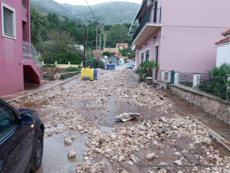 Το νερό της βροχής παρέσυρε χιλιάδες πέτρες. Εκλεισαν δρόμοι και είσοδοι σπιτιών