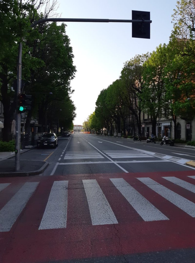Αδειος κεντρικός δρόμος στο Μπέργκαμο