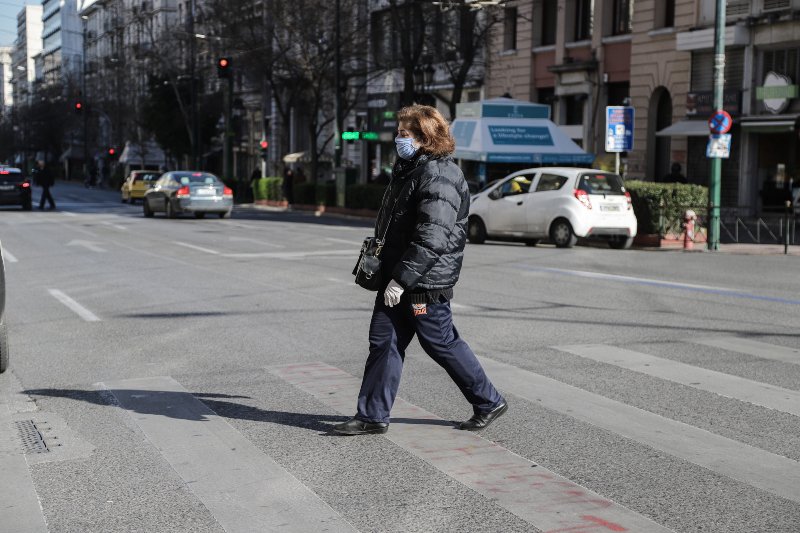Γυναίκα με γάντια και μάσκα στο κέντρο της Αθήνας
