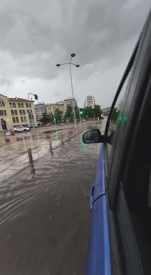 «Ποτάμια» οι δρόμοι στη Θεσσαλονίκη/ Φωτογραφία: iefimerida