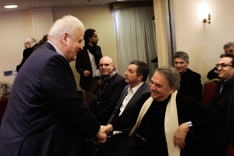 Ο Χρήστος Πρωτόπαππας χαιρετά τον Νίκο Μπίστη στην εκδήλωση της κεντροαριστεράς