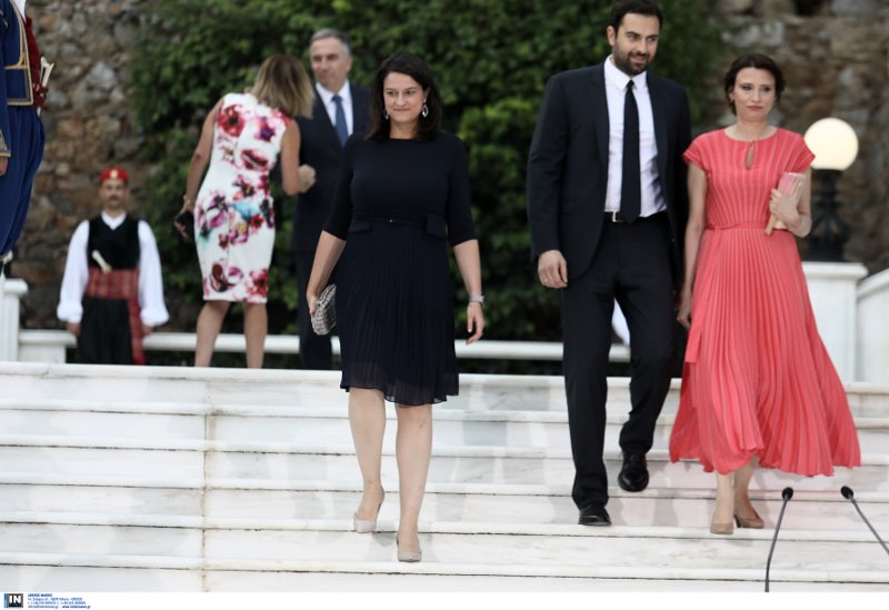 Η Νίκη Κεραμέως με μαύρο φόρεμα