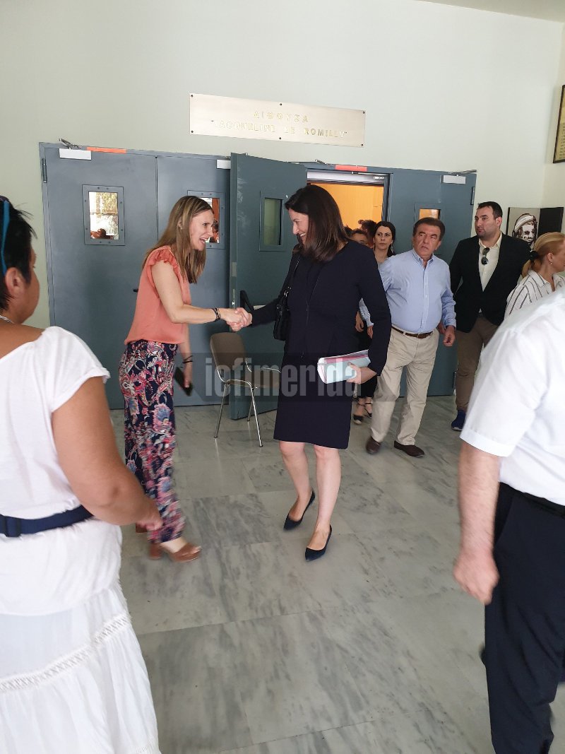 Η Νίκη Κεραμέως χαιρετά μια ξανθιά κυρία