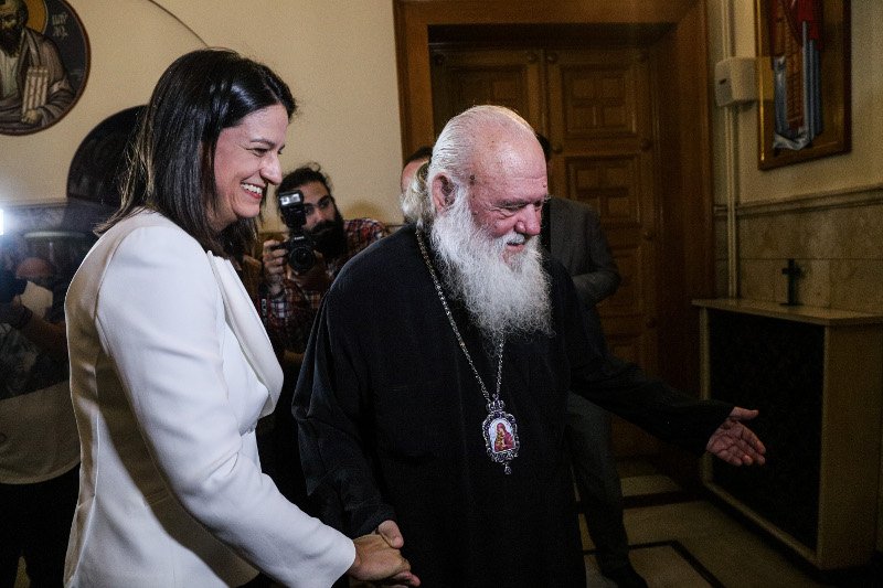 Ο Αρχιεπίσκοπος Ιερώνυμος υποδέχεται την υπουργό Παιδείας και Θρησκευμάτων, Νίκη Κεραμέως / Φωτογραφία: EUROKINISSI