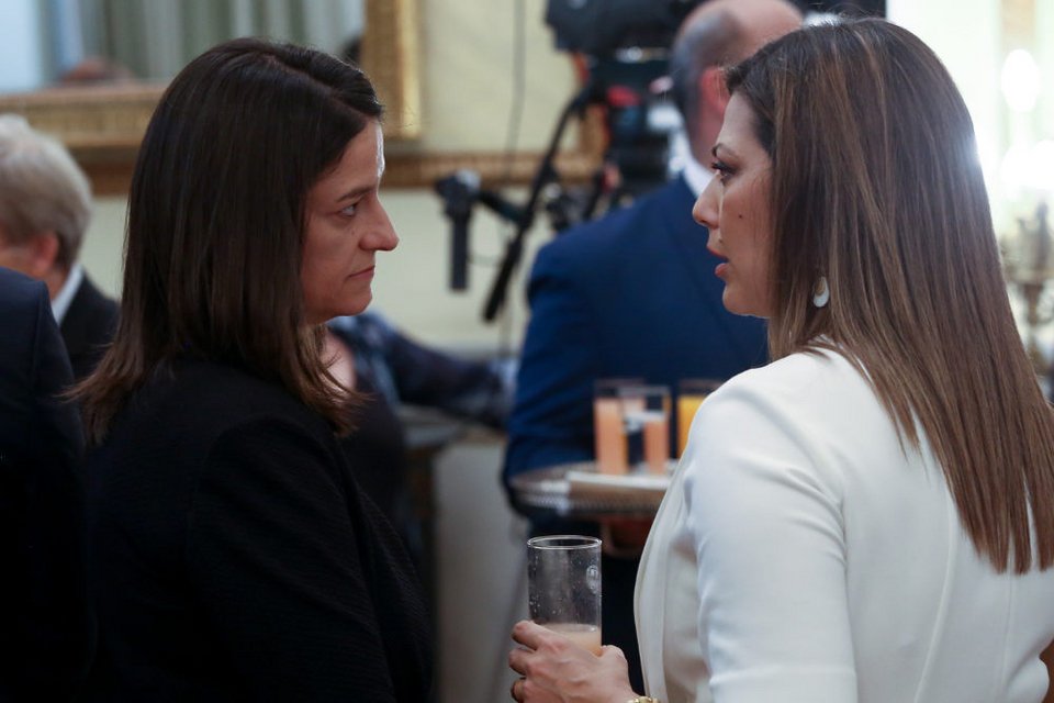 Η νέα υπουργός Παιδείας Νίκη Κεραμέως, τα λέει στο περιθώριο της ορκωμοσίας με την υφυπουργό στο ίδιο υπουργείο, Σοφία Ζαχαράκη