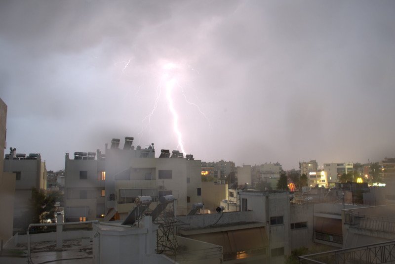 Η νύχτα έγινε μέρα από τους κεραυνούς / Φωτογραφία: forecast weather_Facebook