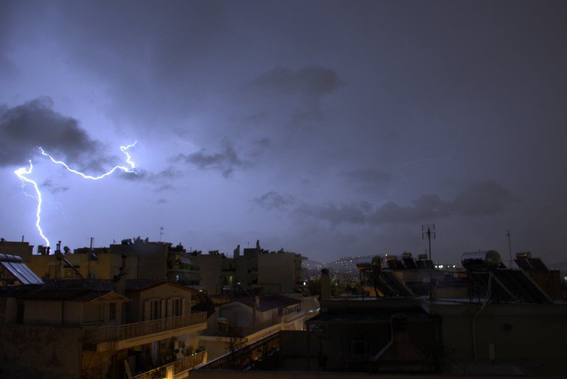 Κεραυνοί και σύννεφα συνθέτουν ένα «απόκοσμο» σκηνικό / Φωτογραφία: forecast weather_Facebook