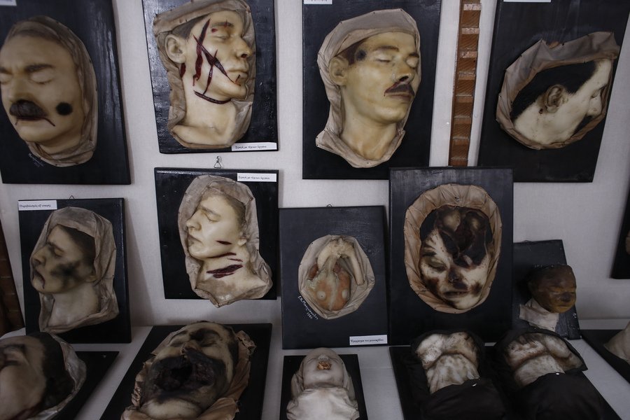 Κέρινα ομοιώματα που αναπαριστούν διάφορες βλάβες και κακώσεις που έχουν προκληθεί σε εγκλήματα και αποτελούν εκθέματα του Εγκληματολογικού Μουσείου της Ιατρικής Σχολής του Πανεπιστημίου Αθηνών