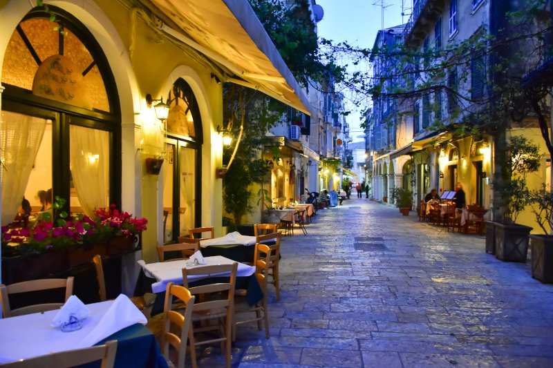 Ταβέρνες στην παλιά πόλη της Κέρκυρας