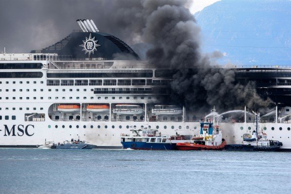 Άμεσα κινητοποιήθηκαν 38 πυροσβέστες με 13 οχήματα και ένα πυροσβεστικό πλοιάριο με 8 πυροσβέστες πλήρωμα. -Φωτογραφία: EUROKINISSI/ΣΤΑΜΑΤΗΣ ΚΑΤΑΠΟΔΗΣ