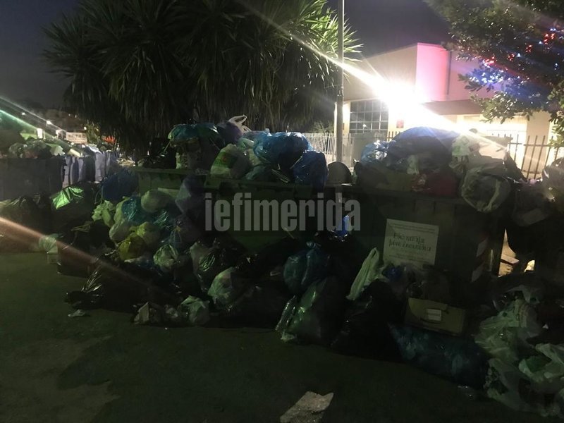 Κάδοι γεμάτοι σκουπίδια στην Κέρκυρα