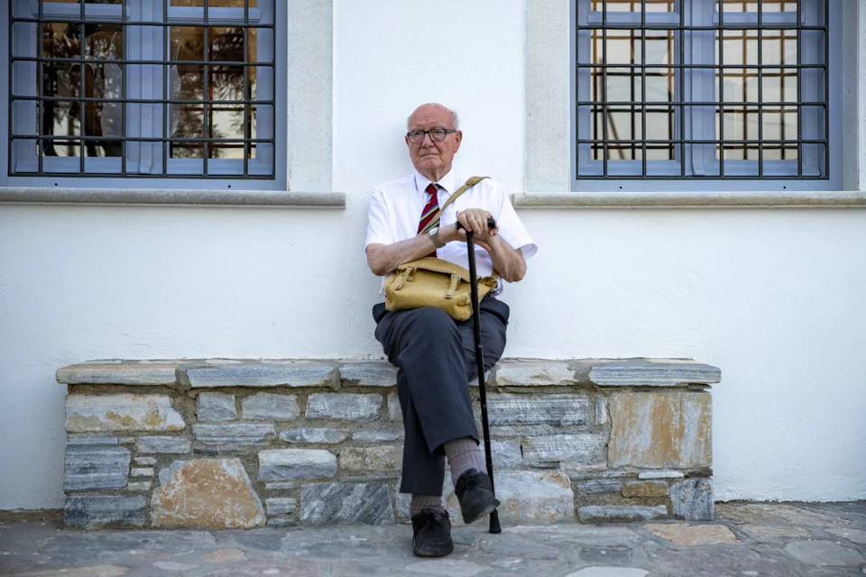 Ο καθηγητής αρχαιολόγος Κόλιν Ρένφριου έξω από το δεύτερό του σπίτι, το σχολείο στο Κουφονήσι, εκεί που στεγάστηκαν τα ευρήματα από την ανασκαφή στην Κέρο και το Δασκαλιό