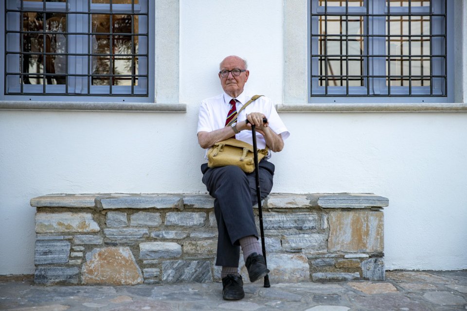 Ο καθηγητής αρχαιολόγος Κόλιν Ρένφριου έξω από το δεύτερό του σπίτι, το σχολείο στο Κουφονήσι, εκεί που στεγάστηκαν τα ευρήματα από την ανασκαφή στην Κέρο και το Δασκαλιό