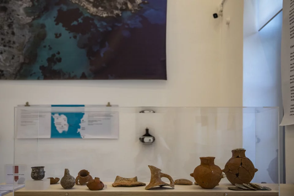 Τμήματα του αρχαιολογικού θησαυρού από την Κέρο και το Δασκαλιό στην έκθεση στο παλιό δημοτικό σχολείο στο Κουφονήσι