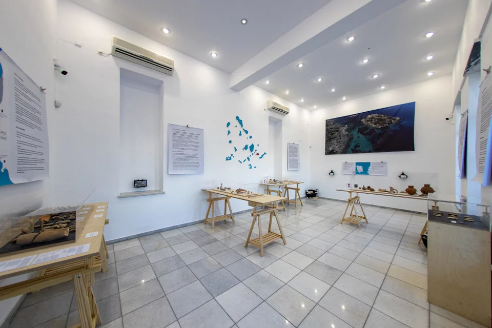 Ορισμένα από τα ευρήματα που οδήγησαν τους αρχαιολόγους στα εντυπωσιακά συμπεράσματα βρίσκονται στην έκθεση στο Κουφονήσι