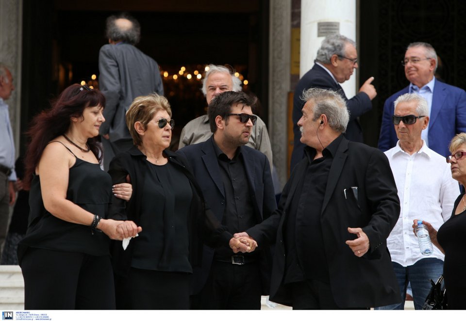 Η μητέρα του Παναγιώτη Μαυρίκου στην κηδεία του γιου της, το 2016