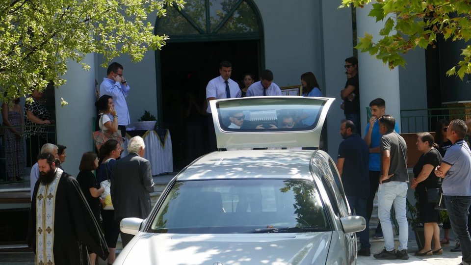 Με δάκρυα στα μάτια συγγενείς και φίλοι είπαν το πρωί της Παρασκευής το τελευταίο «αντίο» στην ηθοποιό Ελισάβετ Ναζλίδου