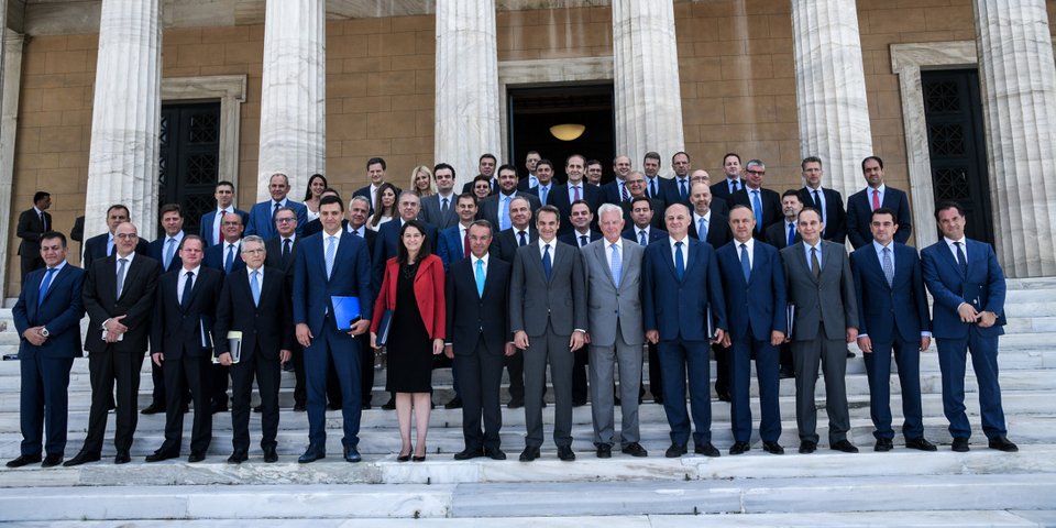 Το νέο υπουργικό συμβούλιο μπροστά από τη Βουλή