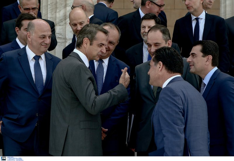 Ο κ. Μητσοτάκης πριν τη φωτογράφιση είχε σύντομη συνομιλία με κάποιους από τους νέους υπουργούς