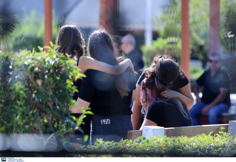 Συγκλονισμένοι οι φίλοι και οι συγγενείς της άτυχης κοπέλας