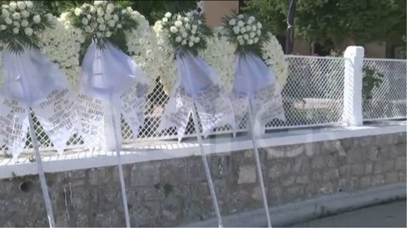 Τα στεφάνια στην κηδεία των δύο αδελφών / Φωτογραφία: Star.gr