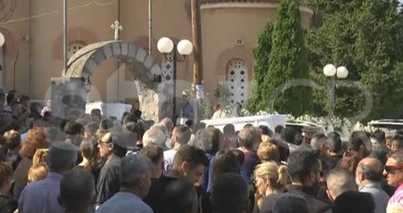 Πλήθος κόσμου στην κηδεία του Γιώργου και της Σόνιας / Φωτογραφία: Star.gr