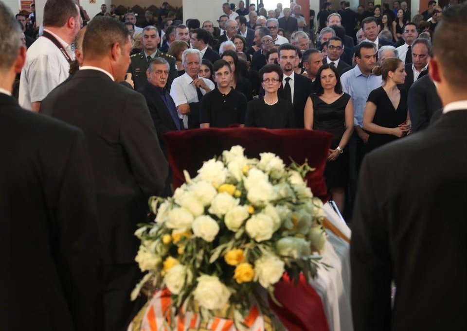 Το φέρετρο και μέλη της οικογένειας του Χριστόφια