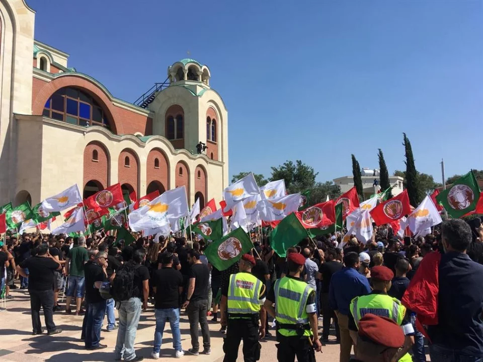 Πλήθος κόσμου στην κηδεία Χριστόφια στην Κύπρο