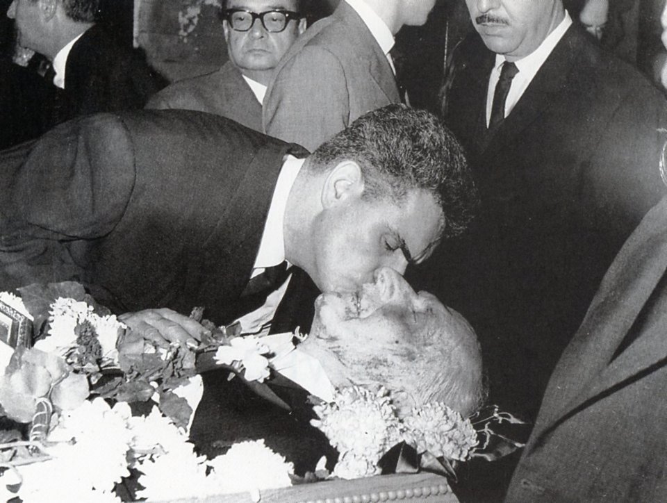 1968, o Γιώργος ασπάζεται τον νεκρό πατέρα του Γεώργιο Παπανδρέου