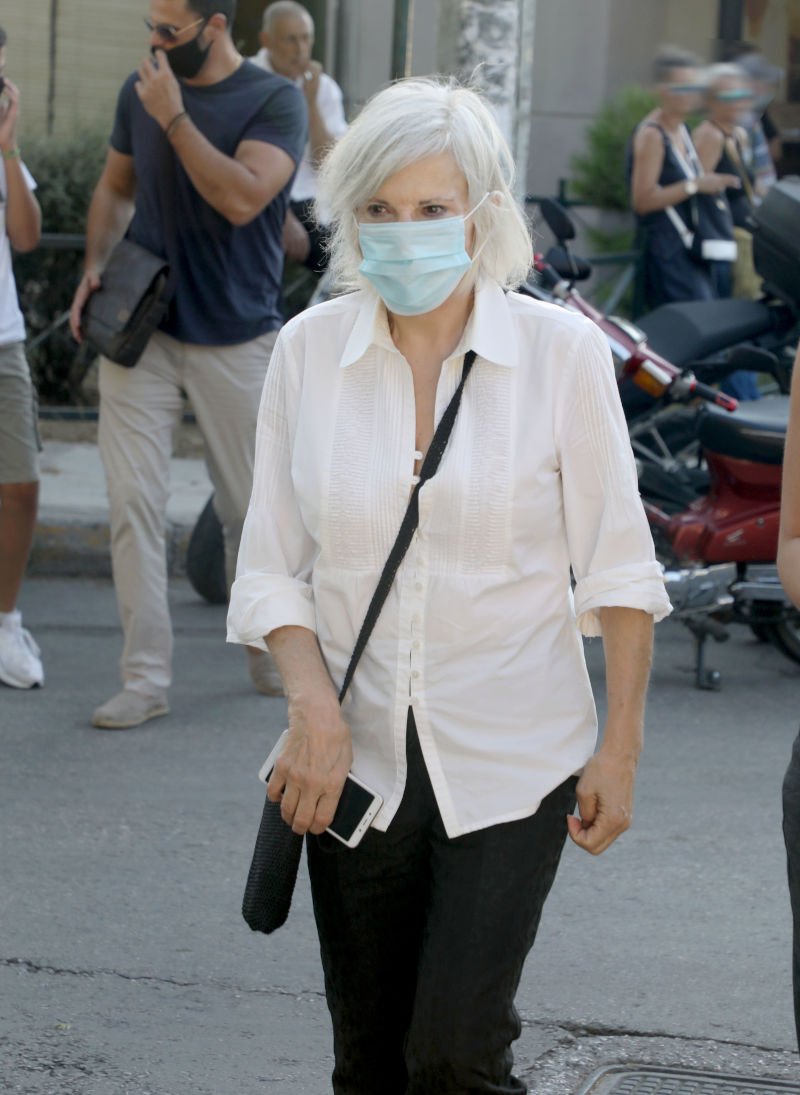 Με μάσκα στην κηδεία του Γιάννη Πουλόπουλου, η τραγουδίστρια Ελένη Ροδά