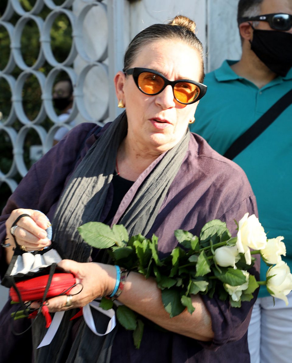 Με λευκά τριαντάφυλλα στην αγκαλιά παρέστη στην κηδεία του Γιάννη Πουλόπουλου, η στιχουργός Λίνα Νικολακοπούλου
