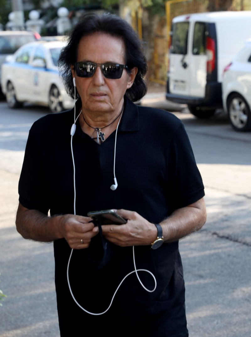 Στην κηδεία του Γιάννη Πουλόπουλου, ο τραγουδιστής Πασχάλης